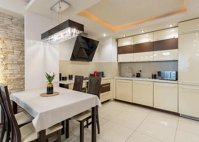 Close- Grzybowska 5-305