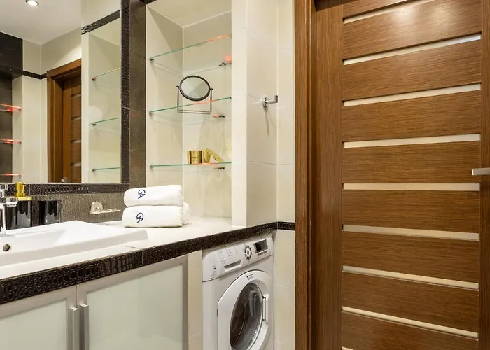 Close- Grzybowska 5-305