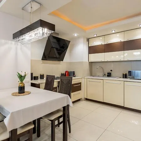 Close- Grzybowska 5-305