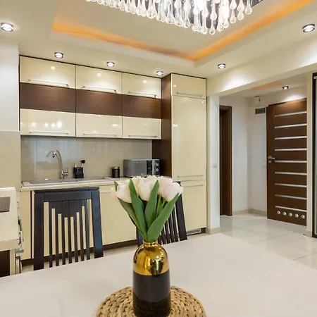 Close- Grzybowska 5-305 Warsaw