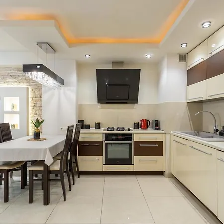 Close- Grzybowska 5-305 Apartment