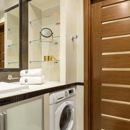 Close- Grzybowska 5-305